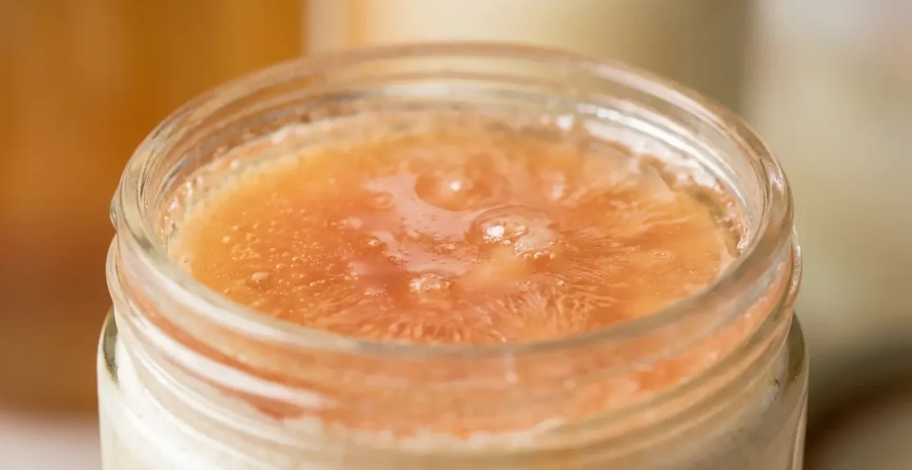 Processus de clarification du beurre d'écrevisses montrant la séparation des phases