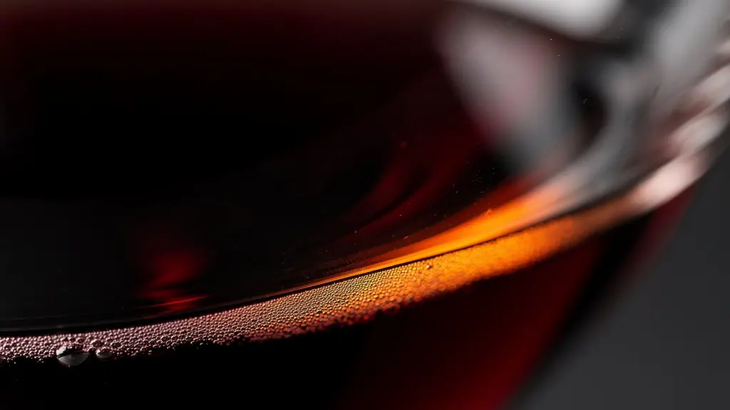 Détail macro de la couleur d'un vin rouge évoluant du violet au brique