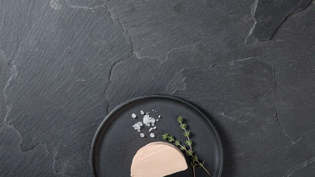 Coupe nette de foie gras montrant la texture lisse et la couleur beige rosée caractéristique