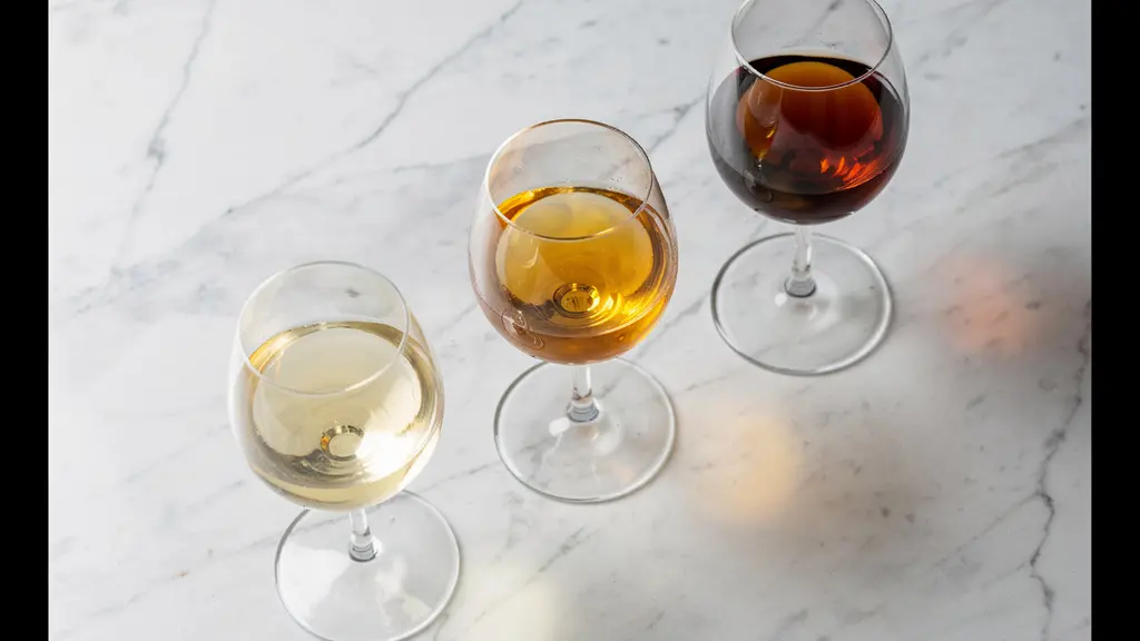 Vue en plongée de trois verres de Condrieu montrant l'évolution de la couleur du jaune pâle à l'ambré